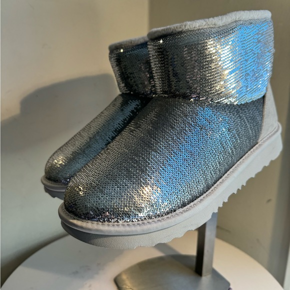 Ugg Kids' Classic Mini Sequin Boot big girl youth size 5 - Picture 1 of 8